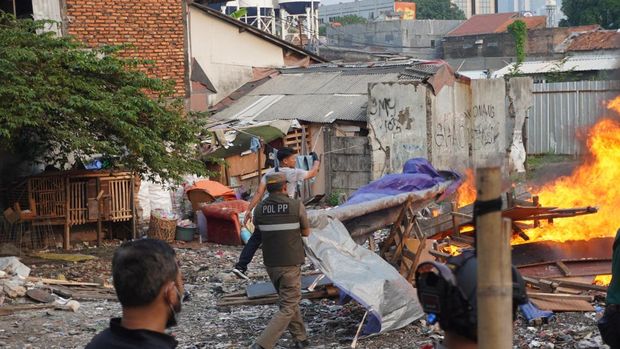 Tim gabungan Ditnarkoba Polda Metro Jaya, Bareskrim Polri, BNNP, TNI, dan Satpol PP kembali menggerebek Kampung Boncos, Senin (12/10/2026) sore.