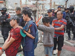 Polri-BNN Tangkap 4 Orang di Kampung Boncos: 15 Bong hingga Sajam Disita