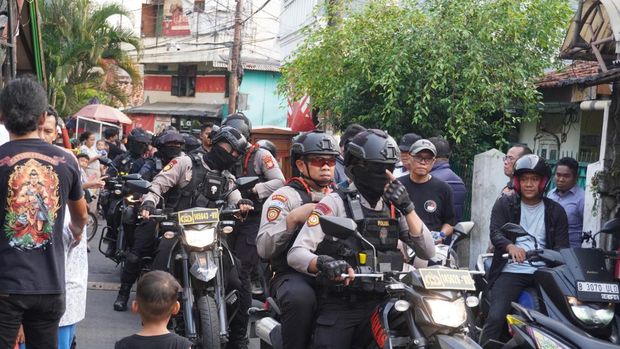 Tim gabungan Ditnarkoba Polda Metro Jaya, Bareskrim Polri, BNNP, TNI, dan Satpol PP kembali menggerebek Kampung Boncos, Senin (12/10/2026) sore.