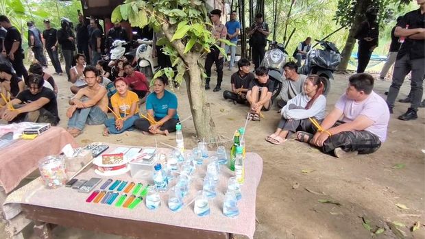 Tim gabungan Polri-BNN menggerebek sarang narkoba di Percut Sei Tuan, Medan dan mengamankan 37 orang, Minggu (11/10/2026).