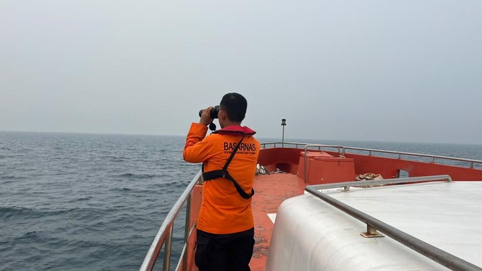 Tim SAR mencari korban speedboat milik Pemkab Fakfak yang tenggelam di Sorong Selatan.