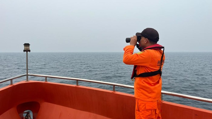 Tim SAR mencari penumpang speedboat milik Pemkab Fakfak yang tenggelam di Sorong Selatan.