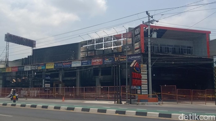 Toko bangunan Trans Home masih digaris polisi tadi siang, Senin (12/10/2026).