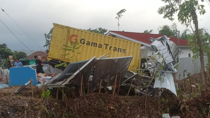 Truk boks tabrak dapur MBG di Cianjur.