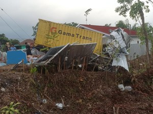 Truk Boks Tabrak Dapur MBG di Pagelaran Cianjur