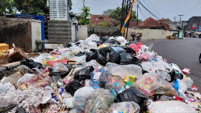 Tumpukan sampah menggunung di banyak titik, di kawasan perkotaan Garut