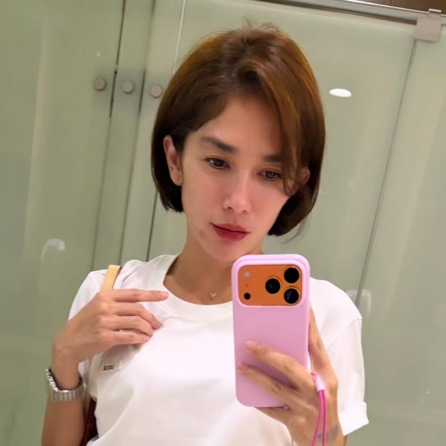 Makin Fresh! Gaya Ussy Sulistiawaty Potong Rambut Pendek