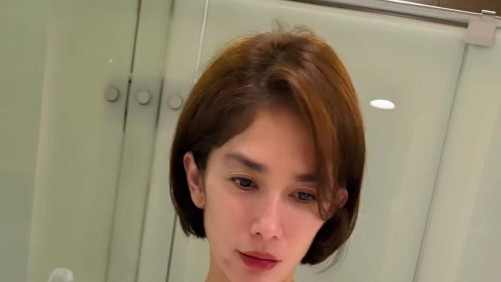 Makin Fresh! Gaya Ussy Sulistiawaty Potong Rambut Pendek