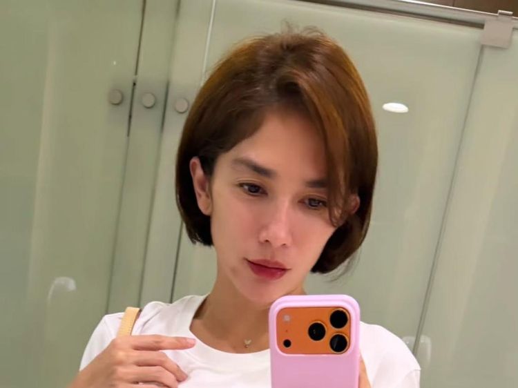 Makin Fresh! Gaya Ussy Sulistiawaty Potong Rambut Pendek