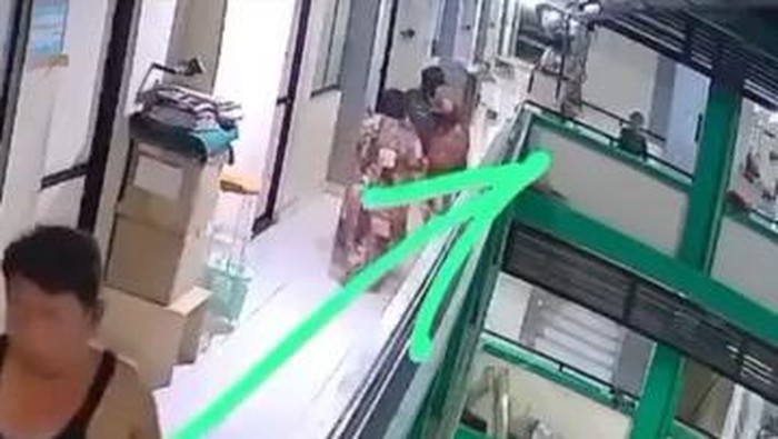 Viral anak kucing dilempar dari lantai 5 rusunawa di Probolinggo hingga mati.