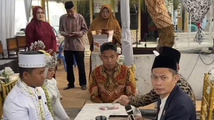Penghulu sekaligus Kepala KUA Mojoanyar, Mojokerto Baharudin saat marah-marah di akad nikah