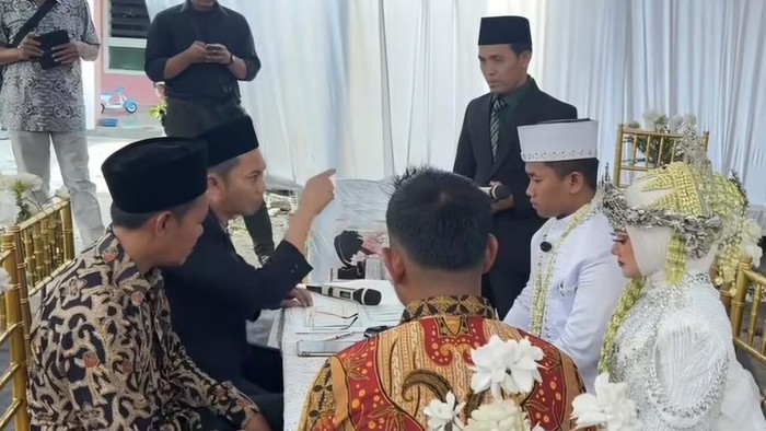 Penghulu sekaligus Kepala KUA Mojoanyar, Mojokerto Baharudin saat marah-marah di akad nikah