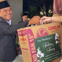 Viral! Pengantin Bagikan Souvenir Pernikahan Unik Anti Kepanasan: Kipas Angin