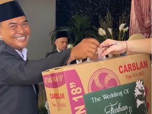 Viral! Pengantin Bagikan Souvenir Pernikahan Unik Anti Kepanasan: Kipas Angin