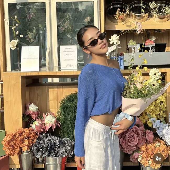 Baila No Na disebut jadi pacar pemain Timnas Ivar Jenner. Baila pun tampil kasual chic dengan atasan cropped knit biru model off shoulder, yang dipadukan dengan celana loose putih. Foto: Dok. Instagram