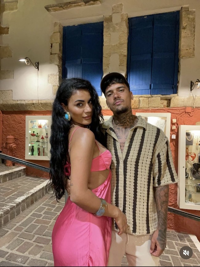 Tunangan Shayne Pattynama, Mina Pattynama tampil lebih bold saat liburan. Mina terlihat feminim dengan dress pink fuchsia potongan fitted dan detail cut-out di bagian pinggang. Foto: Dok. Instagram