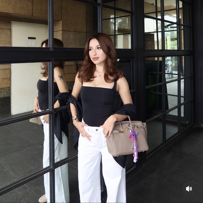 Jennifer Coppen, istri pemain Timnas Justin Hubner kerap tampil modis. Gaya ibu Kamari ini pun kasual minimalis dengan palet warna monokrom yang elegan. Foto: Dok. Instagram