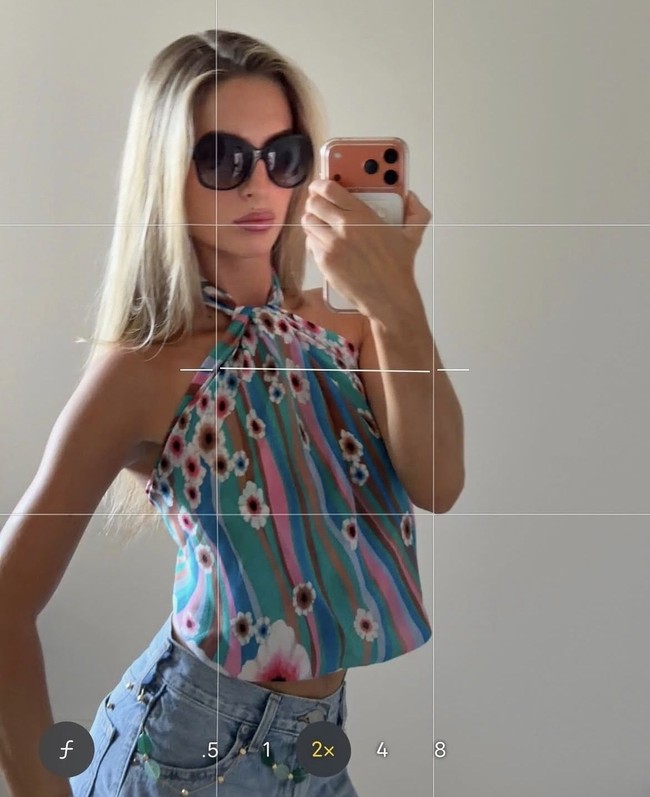 Pacar Nathan Tjoe-A-On, Fefe Slinkert tampil kasual dengan atasan tanpa lengan halter neck motif floral. Dipadukan jeans denim membut pebampilan Fefe terkesan santai.  Foto: Dok. Instagram