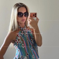 Pacar Nathan Tjoe-A-On, Fefe Slinkert tampil kasual dengan atasan tanpa lengan halter neck motif floral. Dipadukan jeans denim membut pebampilan Fefe terkesan santai.  Foto: Dok. Instagram