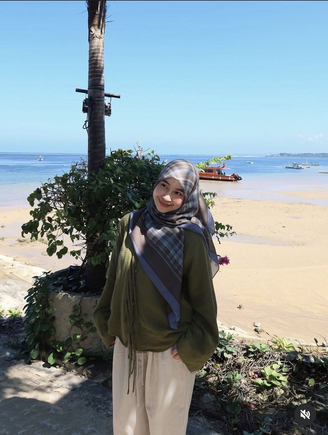 Adiba Khanza dan Egy Maulana Vikri resmi menjadi pasangan suami istri pada 10 Desember 2023. Gaya keseharian Adiba pun cukup simpel, namun tetap memesona. Adiba tampil dengan nuansa warna bumi, dalam balutan blus olive green yang dipadukan celana cream dan hijab segi empat bermotif plaid.  Foto: Dok. Instagram