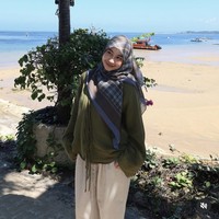 Adiba Khanza dan Egy Maulana Vikri resmi menjadi pasangan suami istri pada 10 Desember 2023. Gaya keseharian Adiba pun cukup simpel, namun tetap memesona. Adiba tampil dengan nuansa warna bumi, dalam balutan blus olive green yang dipadukan celana cream dan hijab segi empat bermotif plaid.  Foto: Dok. Instagram