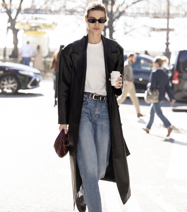 Luna Bijl dilamar pemain Timnas Marten Paes pada Mei 2026. WAGs Timnas yang berprofesi sebagai model ini terlihat edgy dengan mantel panjang berbahan kulit warna hitam, dengan kaos putih polos, dan celana jeans denim biru. Foto: Dok. Instagram