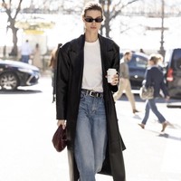 Luna Bijl dilamar pemain Timnas Marten Paes pada Mei 2026. WAGs Timnas yang berprofesi sebagai model ini terlihat edgy dengan mantel panjang berbahan kulit warna hitam, dengan kaos putih polos, dan celana jeans denim biru. Foto: Dok. Instagram