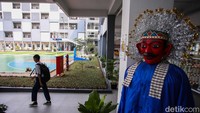 Selain ruang kelas dan fasilitas penunjang pembelajaran, kawasan sekolah ini juga dilengkapi lapangan di halaman depan yang dapat dimanfaatkan untuk kegiatan olahraga. 