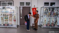 Revitalisasi tersebut merupakan bagian dari program Pemerintah Provinsi DKI Jakarta untuk memperbaiki 19 sekolah pada 2026, dengan 16 gedung sekolah dilaporkan telah selesai direnovasi. 
