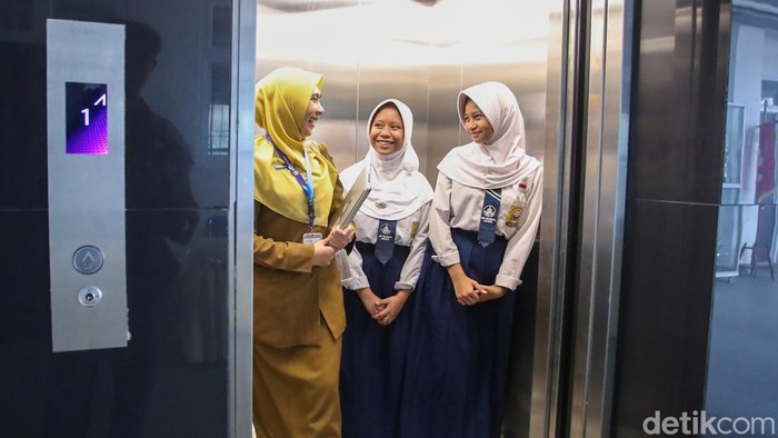 Guru bersama sejumlah siswa bersiap menaiki lift menuju ruang kelas di SDN Pekayon 05 dan SMPN 91 Jakarta, Pasar Rebo, Jakarta Timur, Senin (12/10/2026).