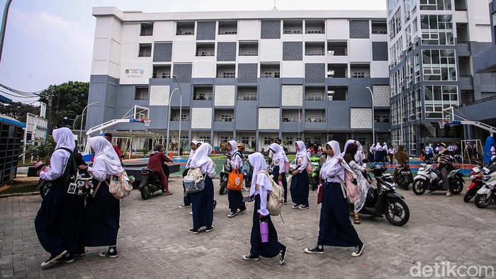 Guru bersama sejumlah siswa bersiap menaiki lift menuju ruang kelas di SDN Pekayon 05 dan SMPN 91 Jakarta, Pasar Rebo, Jakarta Timur, Senin (12/10/2026).