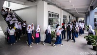 Kini, SDN Pekayon 05 dan SMPN 91 Jakarta berada dalam satu lingkungan sekolah dengan fasilitas yang diperbarui untuk mendukung aktivitas siswa dan guru. 