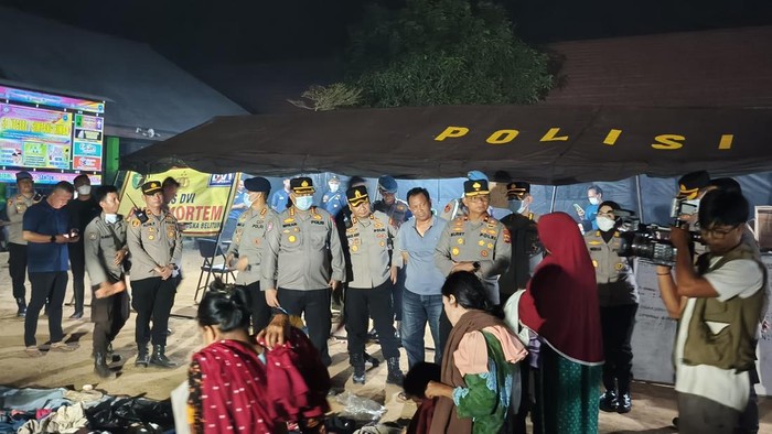 Wakapolda Brigjen Murry Mirranda bersama PJU Polda Babel meninjau tempat pengungsian di Bangka Selatan.