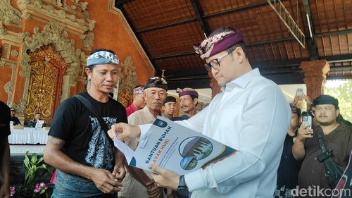 Wakil Bupati Badung Bagus Alit Sucipta menyerahkan bantuan bedah rumah kepada perwakilan warga penerima di Wantilan Desa Adat Sambung Sobangan, Kecamatan Mengwi, Senin (12/10/2026)