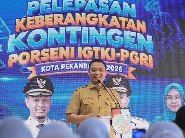 Wakil Wali Kota Pekanbaru Markarius saat melepas kontingen (Dok Kominfo Pekanbaru)