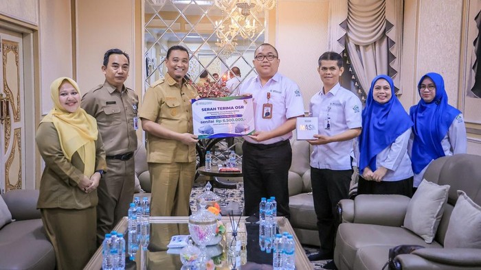 Wakil Wali Kota Pekanbaru saat menerima bantuan 6 ribu masker untuk masyarakat (Dok Diskomimfotik Pekanbaru)