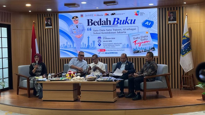 Wali Kota Jakarta Barat Iin Mutmainnah merilis buku berjudul Satu Data, Satu Tujuan, AI sebagai Solusi Kemiskinan Jakarta (Rumondang/detik)