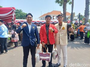 Antusiasme Warga Ikut Upacara Hari Jadi Jatim di Grahadi