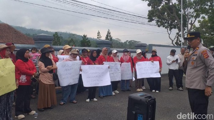 Warga Ciloa Sukahaji Ciamis mendatangi kantor kecamatan meminta agar persoalan pencemaran aliran Cibaruyan diatasi, berharap air kembali jernih.