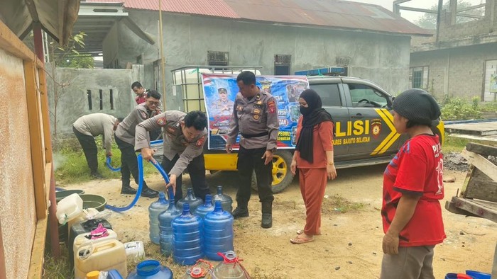 Warga Desa Danau Ganting menerima bantuan air dari Polres Barsel. (Istimewa/Dok Polres Barsel)