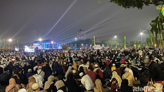 Warga Ramai-ramai Padati Monas Ikut Tablig Akbar Bareng Habib Umar bin Hafidz