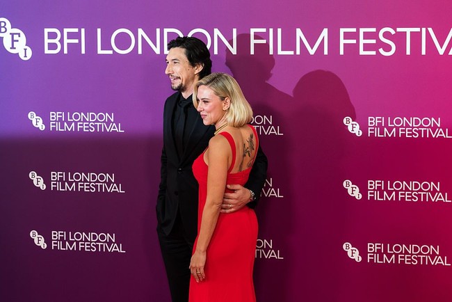Dress merah itu tak hanya menonjolkan aura seksi sang aktris tapi juga memperlihatkan tato di bagian punggungnya. Foto: Anadolu via Getty Images/Anadolu