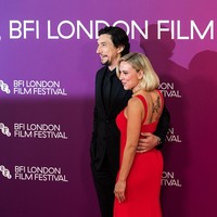 Potret Langka Scarlett Johansson Pamer Tato di Punggung, Gambar Mawar & Domba