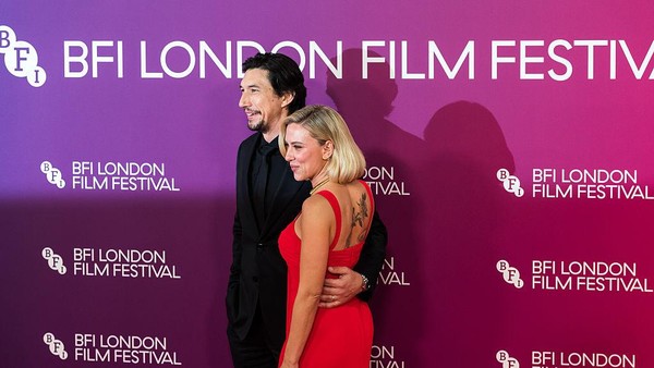 Potret Langka Scarlett Johansson Pamer Tato di Punggung, Gambar Mawar & Domba