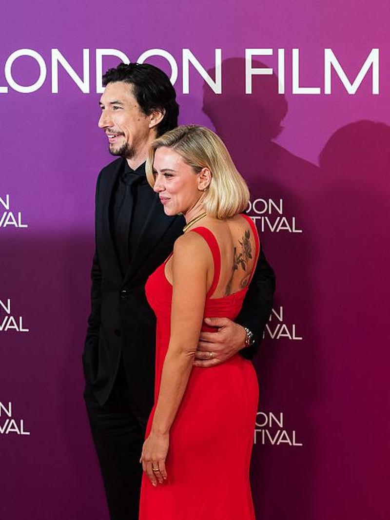Potret Langka Scarlett Johansson Pamer Tato di Punggung, Gambar Mawar & Domba