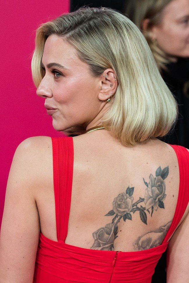 Tak banyak yang menyadari bahwa Scarlett Johansson memiliki cukup banyak tato yang tersebar di bagian tubuhnya. Dari delapan gambar, ia memilih rangkaian bunga mawar dan domba kecil untuk dilukiskan di bagian punggung. Foto: Anadolu via Getty Images/Anadolu