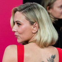 Tak banyak yang menyadari bahwa Scarlett Johansson memiliki cukup banyak tato yang tersebar di bagian tubuhnya. Dari delapan gambar, ia memilih rangkaian bunga mawar dan domba kecil untuk dilukiskan di bagian punggung. Foto: Anadolu via Getty Images/Anadolu