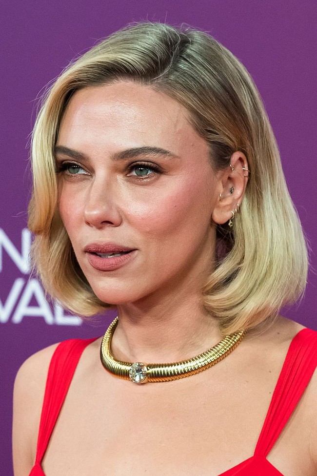 Scarlett Johansson tampil memukau di BFI London Film Festival akhir pekan lalu. Ia mencuri perhatian dengan gaun merah mencolok yang memperlihatkan tato di punggungnya. Foto: Anadolu via Getty Images/Anadolu