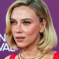Scarlett Johansson tampil memukau di BFI London Film Festival akhir pekan lalu. Ia mencuri perhatian dengan gaun merah mencolok yang memperlihatkan tato di punggungnya. Foto: Anadolu via Getty Images/Anadolu