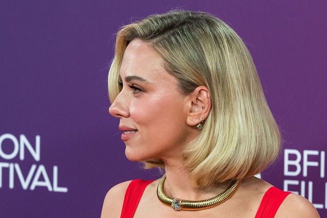 Wanita 41 tahun tersebut juga mengenakan kalung emas bersinar yang menjadi statement dalam penampilannya. Foto: Anadolu via Getty Images/Anadolu